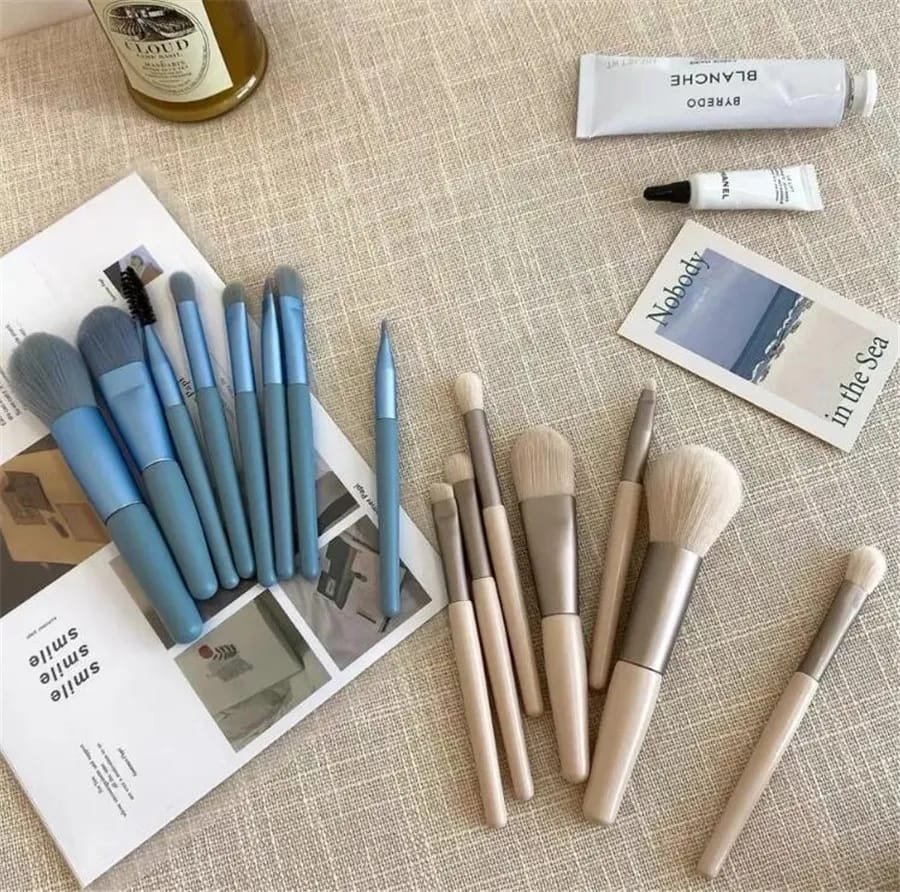 8pcs Travel Makeup Brush Kit Mini Cosmetic Brush for Face Foundation Blush Eye Shadow Wooden Handle (random color) - Image 2